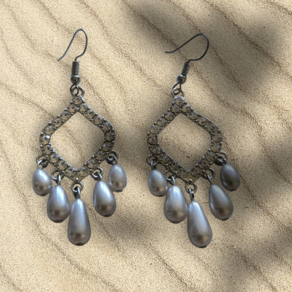Earrings - Picture 1 of 3